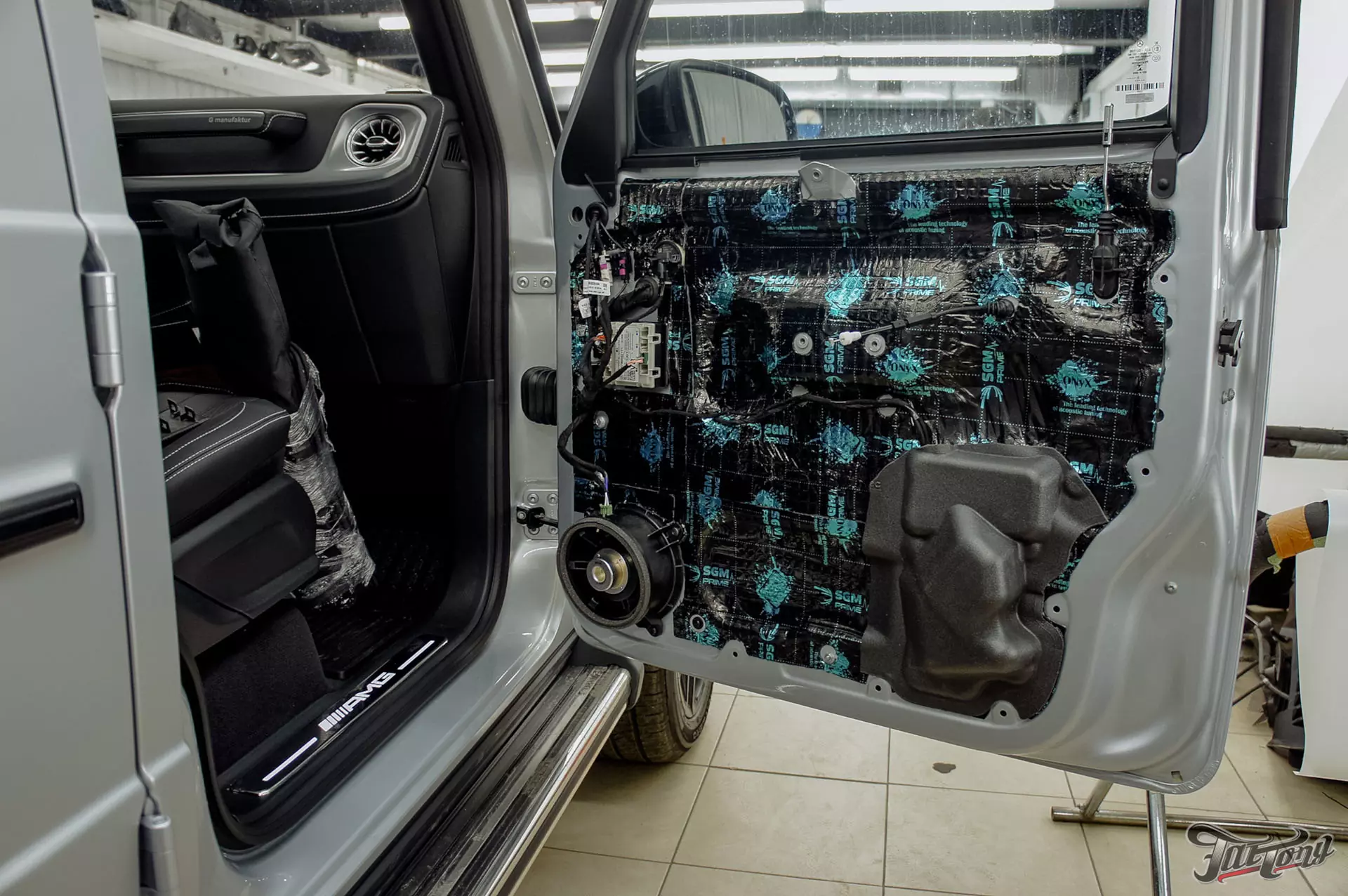 Mercedes G-class. Оклейка в матовый полиуретан. Защита оптики глянцевым полиуретаном. Шумоизоляция дверей. Установка доводчиков дверей